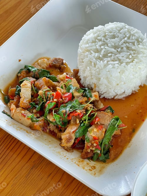Preview: Rice topped with stir-fried pork and basil, Rice topped with stir fried minced pork and basil on tab