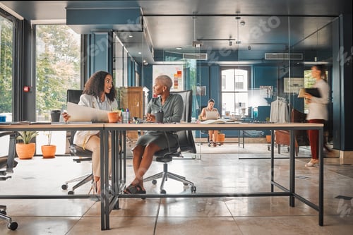 Visualização: O que você acha disso? Foto de um grupo de estilistas trabalhando em um escritório.