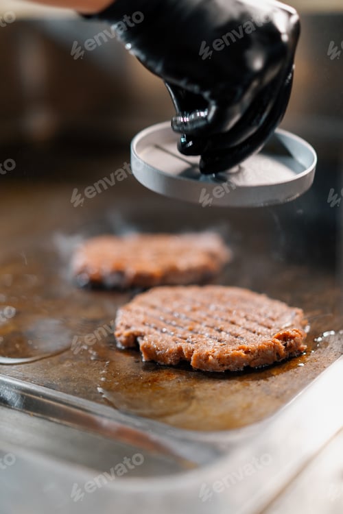 Preview: The chef in the kitchen of restaurant makes cutlets for hamburgers smash burger beefsteak