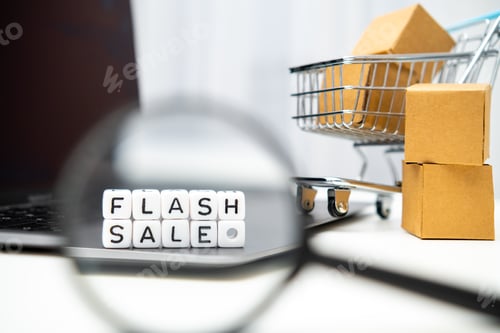 Preview: Through a magnifying glass, cubes with words Flash Sale can be seen
