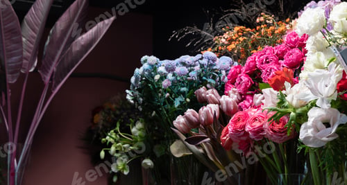 Preview: fresh flowers in floral arrangements on a store shelf