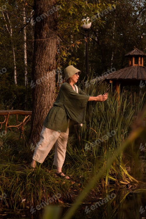 Preview: Tourist using phone to take pictures in park