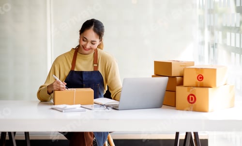 Preview: Startup small business entrepreneur of freelance Asian woman using a laptop with box Cheerful succes