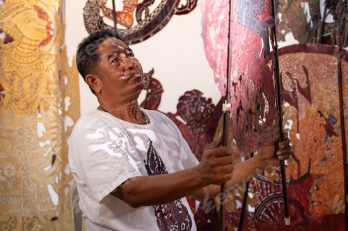 Preview: Craftsmen create traditional Thai Khon puppets.