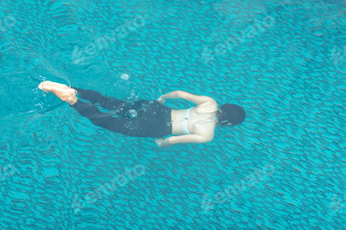 Preview: Teenage girls are swimming in the pool comfortably.