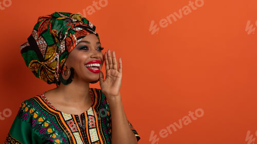 Preview: Attractive black woman in african costume screaming towards copy space