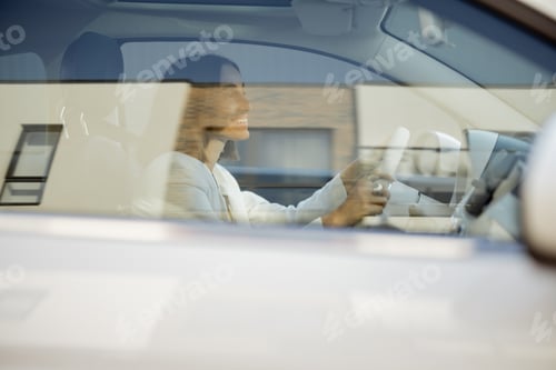 Preview: Business woman driving car