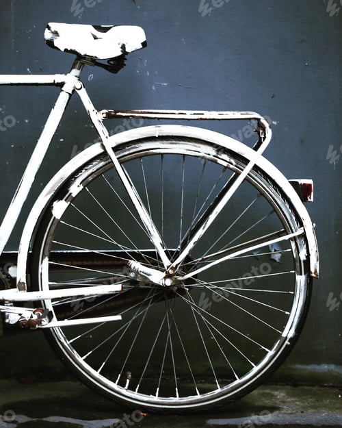 Preview: Focus on a white bike