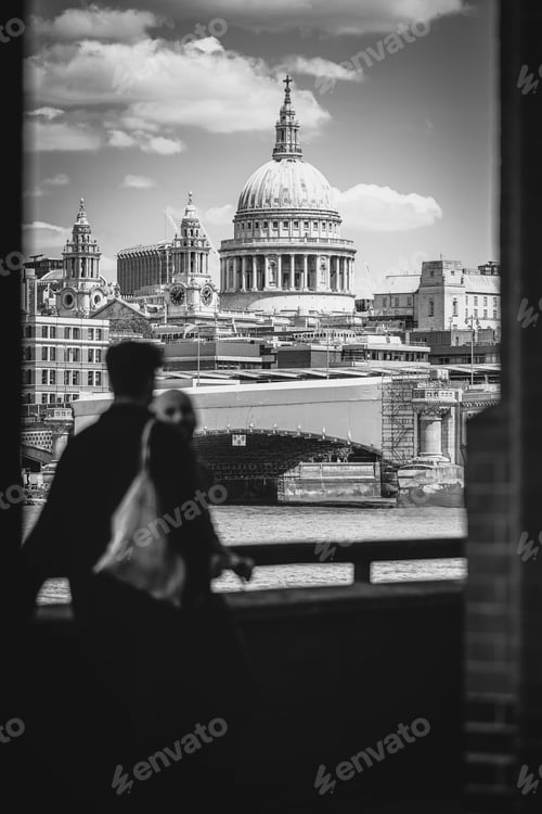 Preview: Scenic view of St Paul's Cathedral with people walking in the foreground