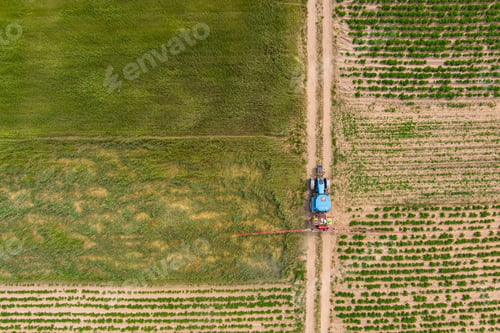 Preview: Tractor spraying field