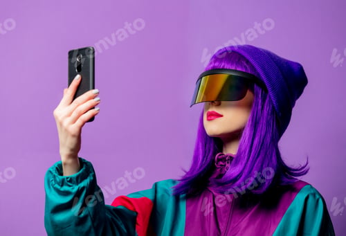 Preview: Style woman in VR glasses and 80s tracksuit with mobile phone