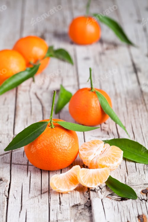 Preview: fresh tangerines with leaves