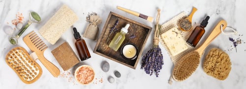 Preview: Flat lay composition with lavender flowers and natural cosmetic products on white marble background