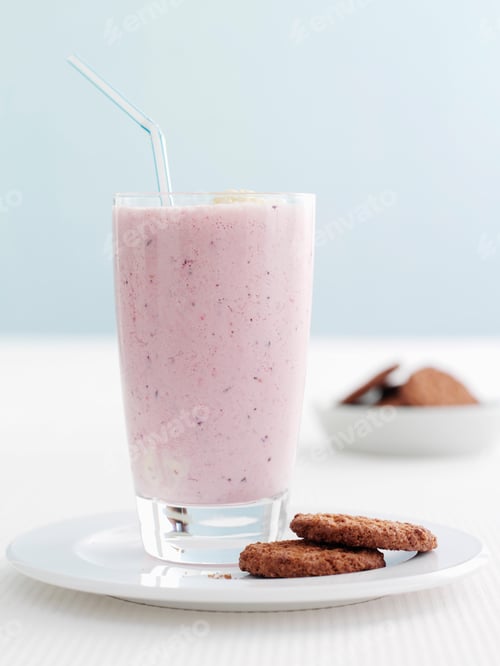 Preview: Plate of fruit smoothie and cookies