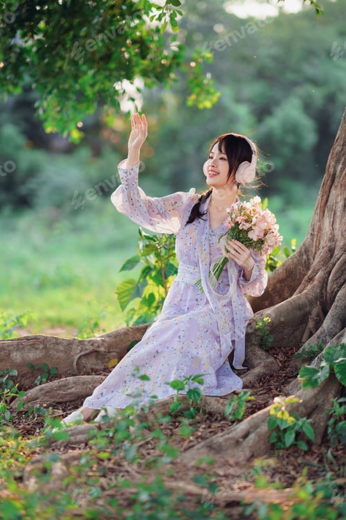 Preview: Girl listen to music