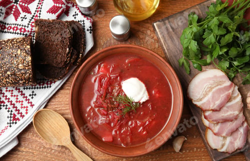 Preview: Clay bowl with Ukrainian borsch served on wooden table, flat lay