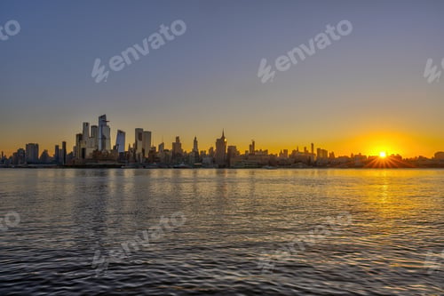 Preview: The skyline of Midtown Manhattan in New York City at sunrise