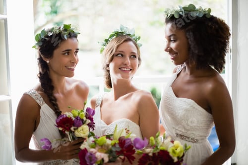 Preview: Bride and bridesmaids standing with bouquet