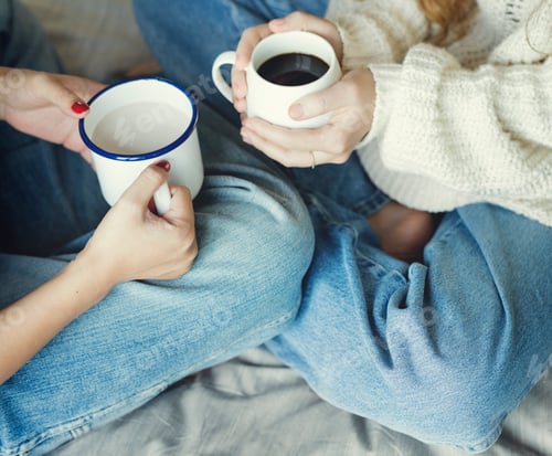 Vista previa: Pareja de mujeres con bebidas calientes en invierno