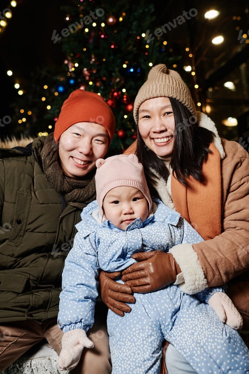 Visualização: Casal asiático feliz com filho