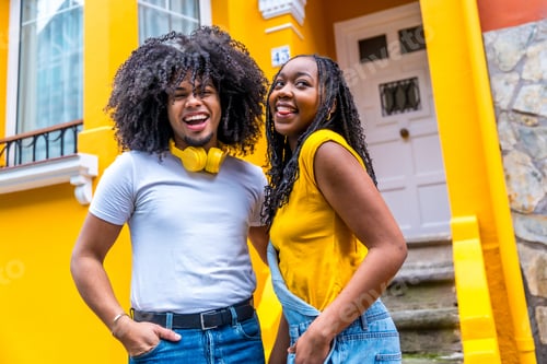 Aperçu: Portrait of a happy urban african couple smiling outdoors