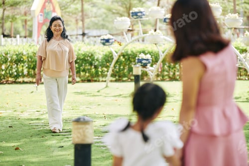 Preview: Senior woman visiting her family