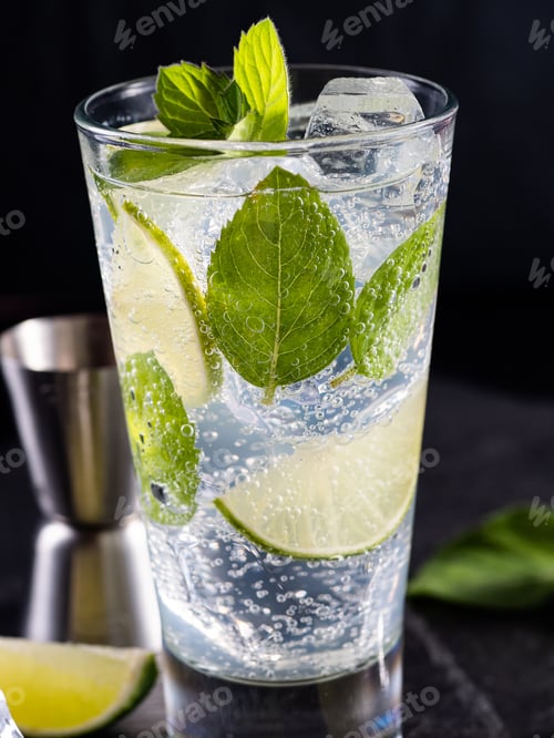 Vorschau: Ein Glas Mojito Cocktail mit Minze, Limette und Eiswürfeln