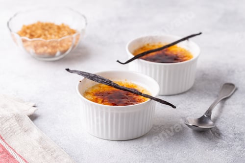 Preview: Creme brulee. French vanilla cream dessert with caramelised sugar.