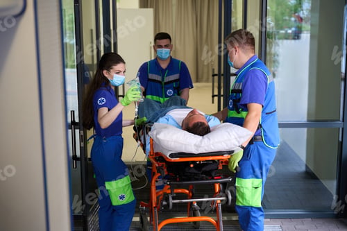 Preview: Ambulance doctors took the man to the emergency room