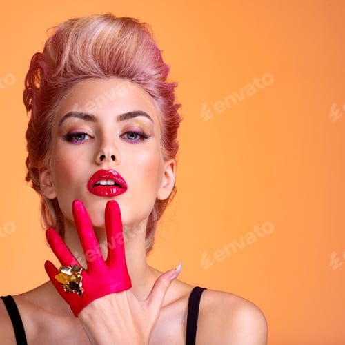 Preview: Beautiful blond woman with stylish hairstyle.