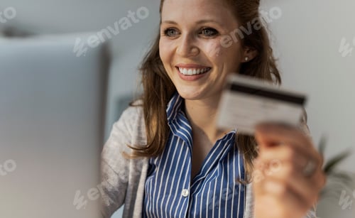 Preview: Woman doing online shopping