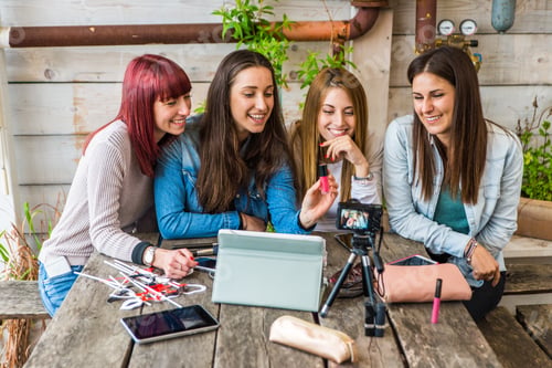 Preview: Influencers vlogging from home