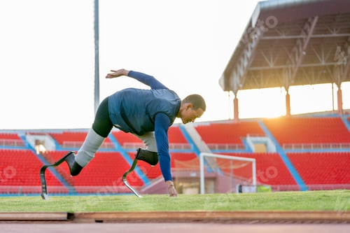 Preview: Side view of sport man athlete prosthesis legs stay in the position of start running look forwar