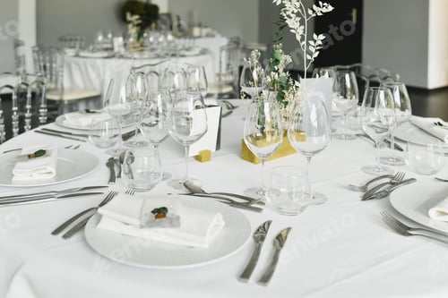 Preview: Minimal wedding place setting with glass plates vases and eucalyptus sprigs