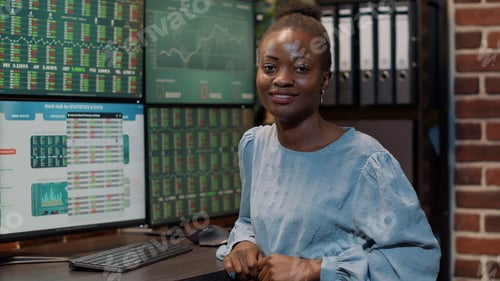 Preview: Portrait of female broker using trade market statistics