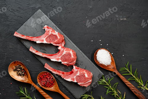 Vista previa: Costillas de cordero frescas crudas sobre fondo oscuro