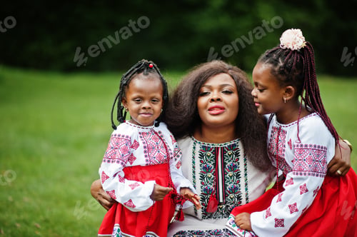 Preview: African family in traditional clothes