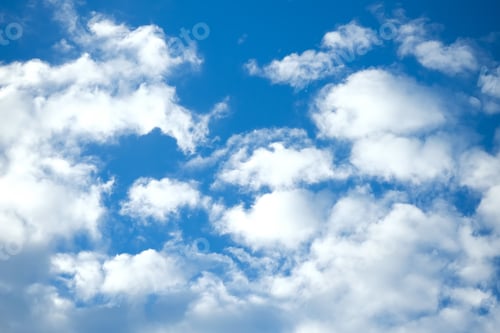 Vorschau: Blaue und weiße Wolken als Hintergrund.