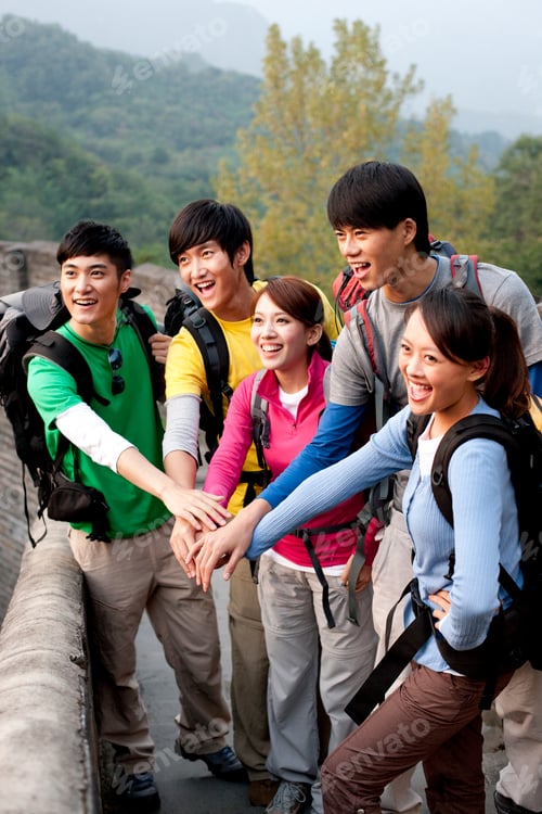 Preview: Young people go hiking on the Great Wall