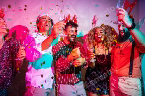 Visualização: Amigos abrindo garrafa de champanhe na festa de Ano Novo, contagem regressiva à meia-noite