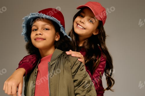 Preview: Joyful little friends celebrating Christmas spirit in cozy outfits during festivities in 2025