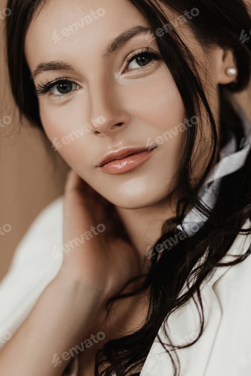 Vista previa: hermosa chica morena en un vestido