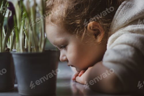 Preview: pensive face of a child girl