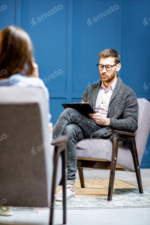 Preview: Psychologist listening to the woman client in the office
