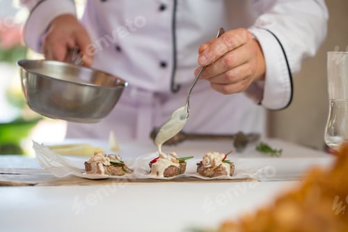 Preview: Hands with saucepan and spoon