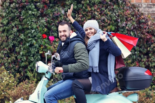 Preview: Portrait of happy couple with shopping bags after shopping in city