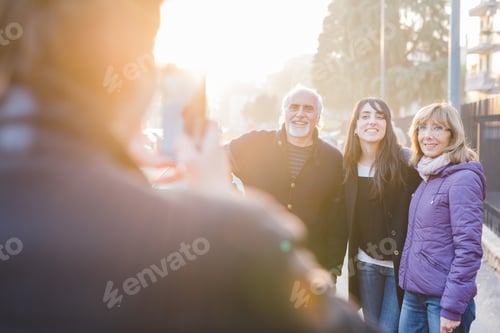 Visualização: Família tirando fotos juntos