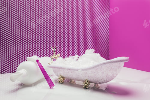 Preview: toy bath with real size shampoo and shaver in miniature room