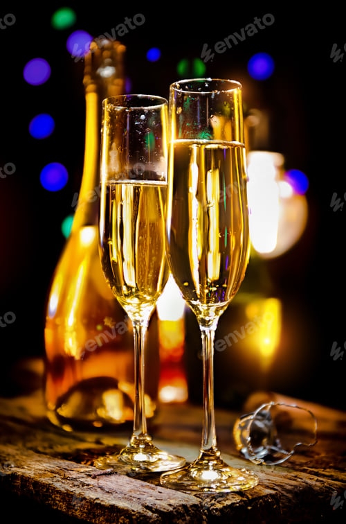 Preview: Glass and bottle of champagne