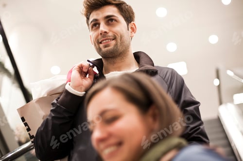 Preview: Young couple on shopping tour